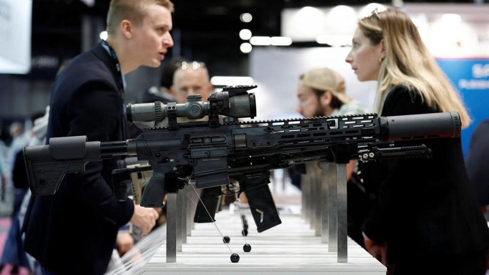 Et MR308 A6/G210-gevær fremstillet af Heckler & Koch er udstillet på sikkerhedsmessen Milipol i Paris.