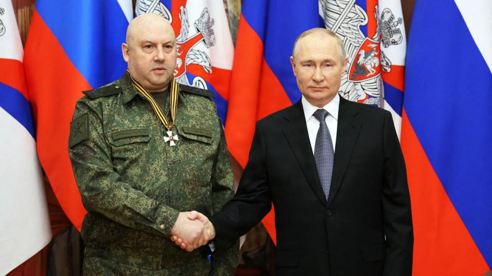 Vladimir Putin tildeler Sergej Surovikin, i 2022 chef for de russiske styrker i Ukraine, en orden. Nu er generalen tilbage i en ny rolle i krigen mod Ukraine.
