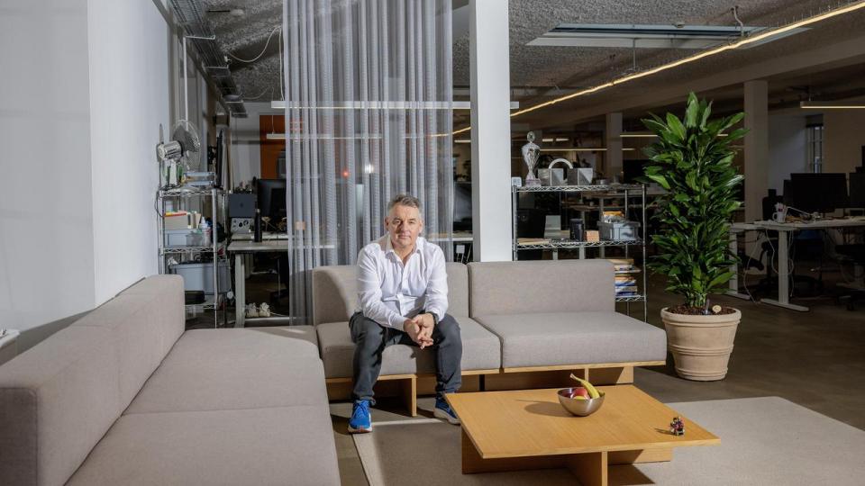 Ifølge Kresten Wiingaard har kunstig intelligens gjort det endnu sværere for nyuddannede at få foden inden for i tech-branchen, men teknologien kan også blive en del af løsningen, hvis virksomheder tør give unge ansvar.