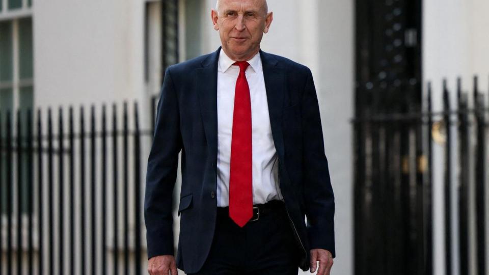 Tidligere forsvarsminister John Healey forlader Downing Street 10 i London mandag efter et møde med den nye premierminister, Andy Burnham. Burnham har peget på Healey som ny finansminister efter Rachel Reeves, der blev fyret tidligere mandag.