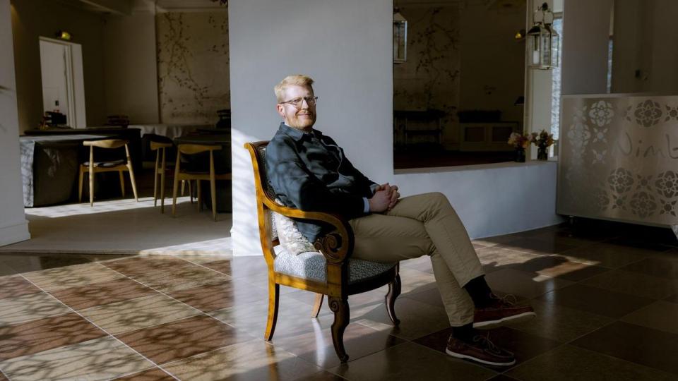Nikolaj Stokholm er parat med sit fjerde soloshow – det sidste solgte 120.000. Han er inspireret af Dirch Passer m.m. og åbner med 11 udsolgte huse i Tivolis Koncertsal. Han lover bl.a. ingen politik eller satire. Her er han fotograferet på Nimb Hotel.