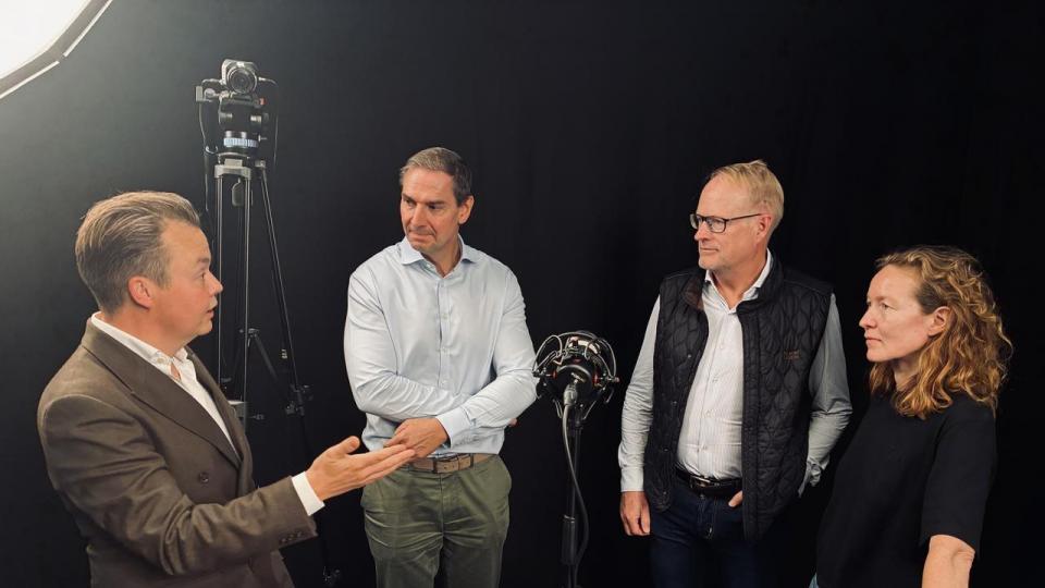 Passive investeringer påvirker antallet af børsnoteringer, lyder det fra Jesper Langmack (nr. 2 fra venstre), chef for Polaris Flexible Capital. Det fortæller han om i “Børsen Investor”-podcasten. Her ses han sammen med Investorredaktør Simon Kirketerp (t.v.), privatinvestor Peter Bækgaard og journalist Gro Høyer Thielst.
