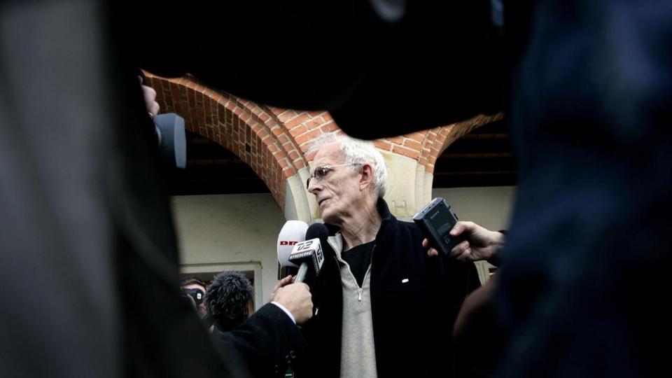 Mogens Amdi Petersen, stifter af Tvind, opbyggede gennem bevægelsens netværk en betydelig formue. I dag lever han i eksil i Mexico.