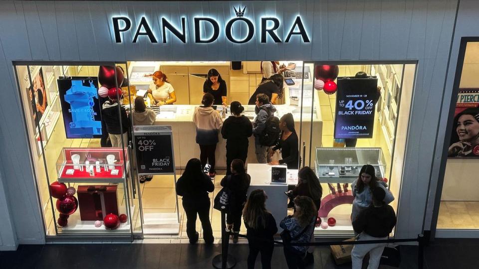Pandora blev i 2025 ramt af den perfekte storm: told mod Thailand, stigende sølvpriser og en svækket dollarkurs. De tre komponenter kostede selskabet omkring en mia. kr. Men ikke nok med det: Pandora måtte også sluge valutatab og tab på amerikanske datterselskaber. Billedet er fra black friday i New York i 2022.
