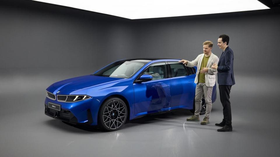 Den danske bildesigner Anders Thøgersen (tv.) er en af hovedpersonerne bag BMW’s nye Neue Klasse-design. Her forklarer han Børsens udsendte om profilen.