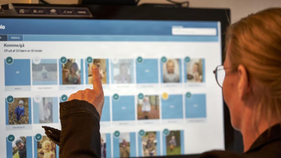 Med en storstilet kampagne er arbejdsgiverne lige nu i færd med at få stressdebatten til at handle om aula, rengøringshjælp og børnepasning. Men vi kan ikke nedbringe stress uden at se på arbejdspladsen, mener tre fagbosser.