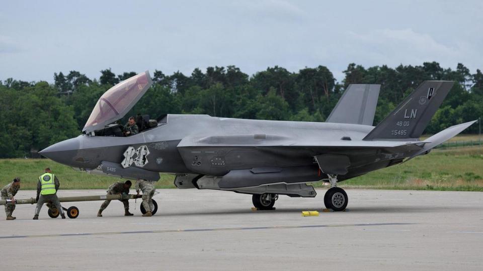 Dele fra et F-35-kampfly blev ifølge Bloomberg ved en fejl sendt via Hongkong, selv om DSV havde advaret imod det. Her ses et amerikansk F-35-kampfly ved luftfartsmessen ILA i Tyskland i år.