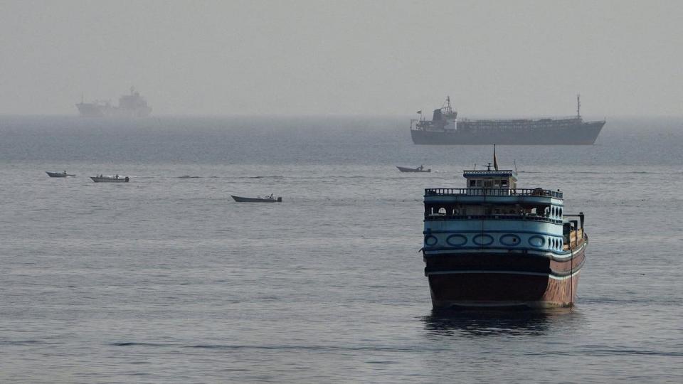 Skibe har i månedsvis siddet fast i Hormuzstrædet mellem Iran og Oman, hvor en femtedel af verdens olie hvert år sejler igennem.