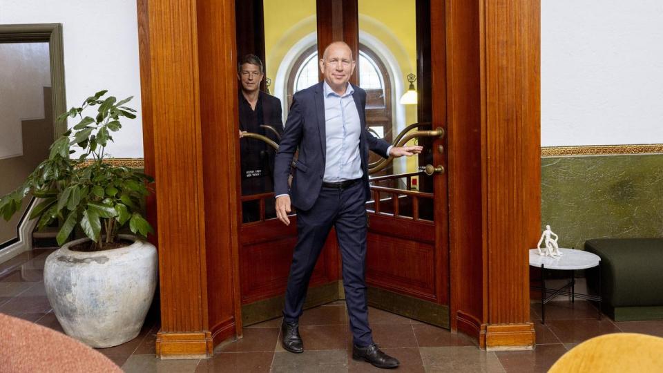 Implements ejermodel risikerer at blive en bremseklods for den internationale vækst, fortæller adm. direktør Niels Ahrengot (forrest) og formand Stig Albertsen.