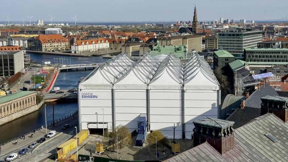 Virksomheden Sitecover har skovlet penge ind på bl.a. at opsætte en kæmpe pavillon over den nedbrændte Børsen.
