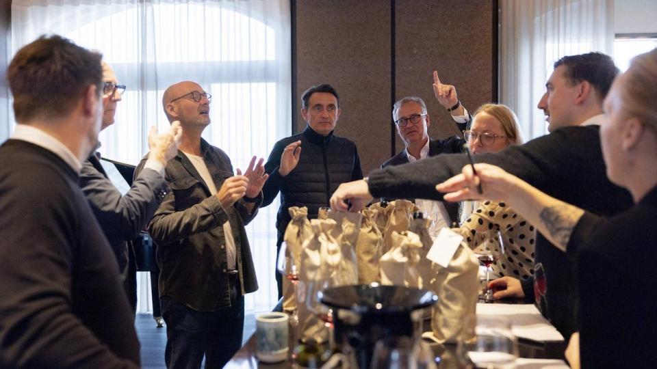 Votering i Langelinieskurets Vinbar med en ophedet debat, hvor venskabelige fornærmelser fyger gennem lokalet.