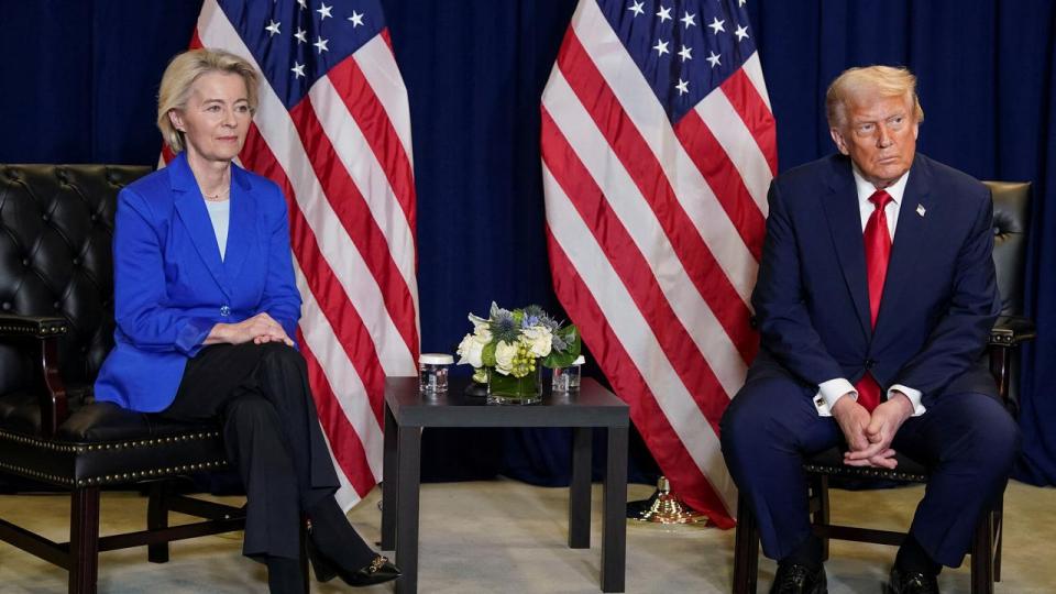 EU-kommissionsformand Ursula von der Leyen og USA’s præsident, Donald Trump, indgik sidste år en toldaftale, som Trump nu siger, han vil bryde.
