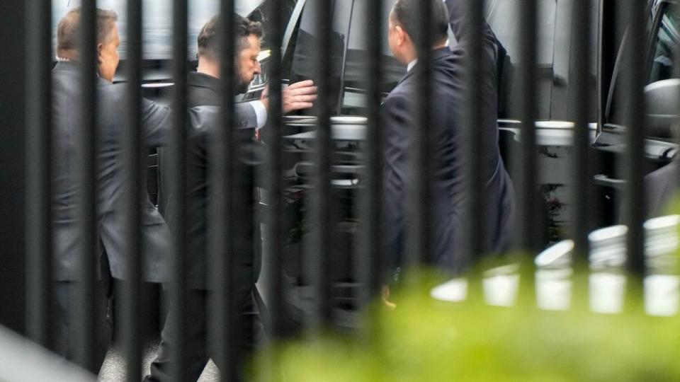 Ukraines præsident, Volodymyr Zelenskyj, er tirsdag i Washington D.C., hvor han blandt andet har haft et møde med USA's præsident, Donald Trump.