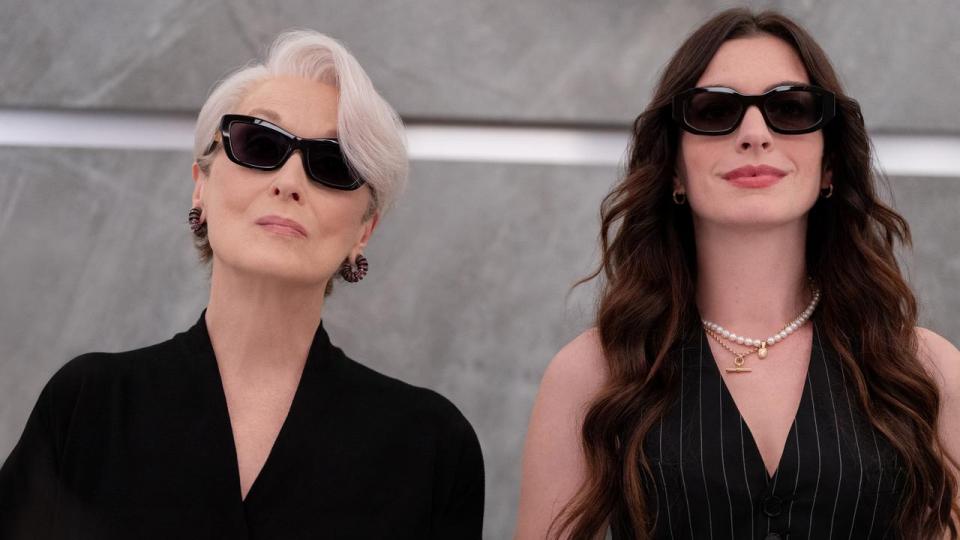 Andie Sachs (Anne Hathaway) er blevet en anerkendt undersøgende journalist, da det medie, hun arbejder for bliver lukket og ender tilbage hos Miranda Priestly (Meryl Streep) og magasinet Runway.
