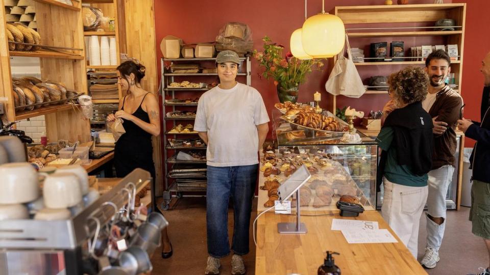 Aryan Jafri står bag Kani Bakery på Frederiksberg, hvor den moderne surdejsbølge kombineres med internationale smagsnuancer. 