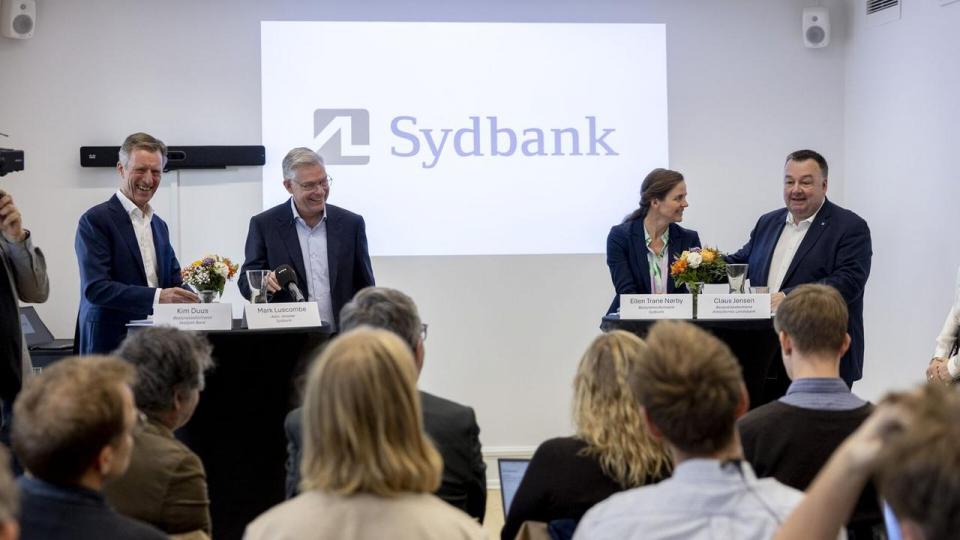 Sydbank, Arbejdernes Landsbank og Vestjysk Bank har planer om at fusionere, fortalte parterne på et pressemøde i oktober. Hovedpersonerne er Claus Jensen, formand for Arbejdernes Landsbank, Ellen Trane Nørby, formand for Sydbank, Kim Duus, formand for Vestjysk Bank, og Mark Luscombe, adm. direktør i Sydbank.