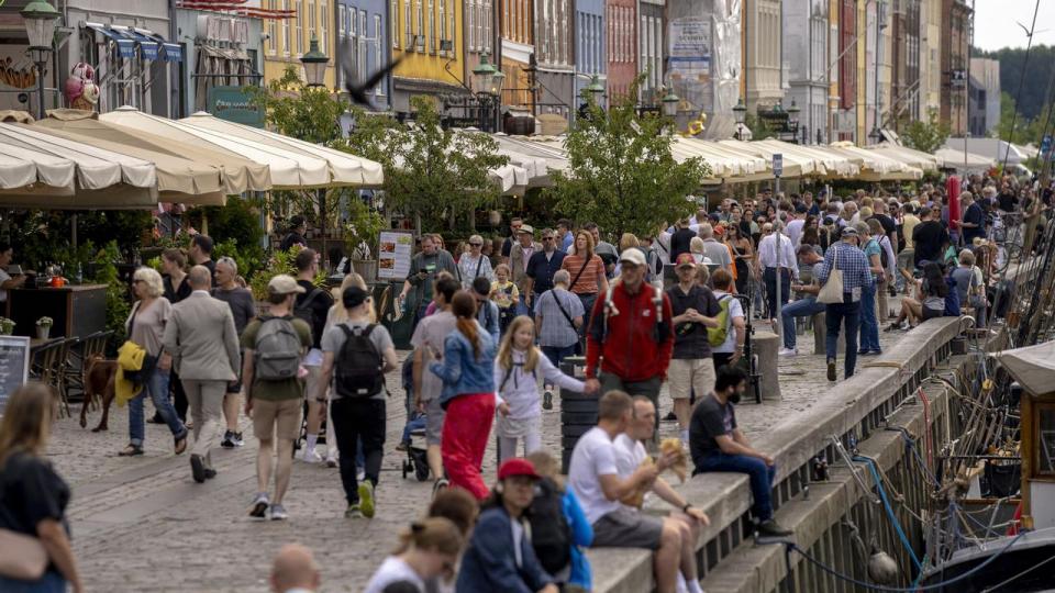 Danskerne går sommeren i møde med lidt større tiltro til økonomien efter flere måneders tilbagegang i forbrugertilliden.