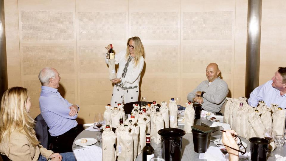 Sommelier Gin Isabel afslører blindsmagningens overordnede vinder for Børsens vinpanel. Der var tale om 2022 Pavillon de Leoville Poyferré. 
