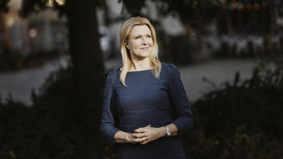Charlotte Skovgaard, topchef i Merkur Andelskasse, er med på at bruge AI, men vægter den menneskelige kontakt højest i forhold til kunderne.