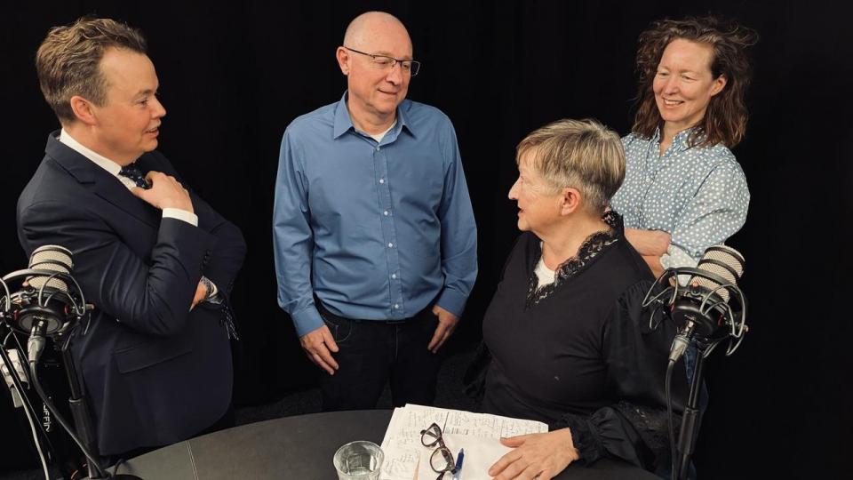 Oliepris og AI er to af temaerne i podcasten Børsen Investor, hvor Simon Kirketerp (tv), investorredaktør på Dagbladet Børsen, Johnny Madsen, investeringschef i Formue- & Investeringspleje, Nina Movin, adm. direktør i Otto Mønsteds Fond, og Gro Høyer Thielst, journalist og vært, medvirker.