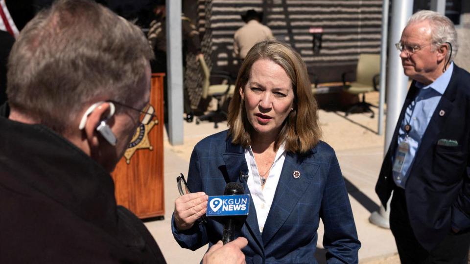 Kris Mayes, Arizonas justitsminister, anlagde sag mod forudsigelsesplatformen Kalshi tirsdag i denne uge. 