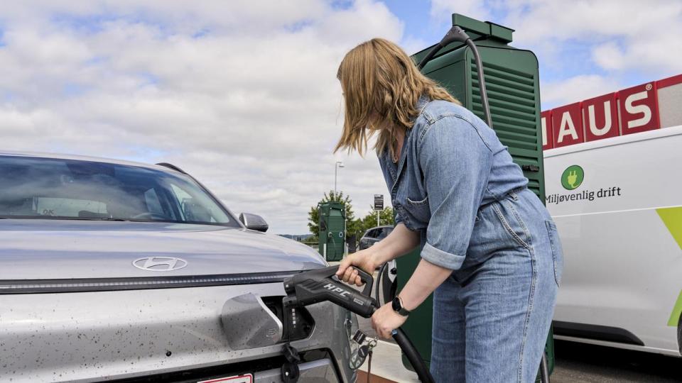 Prisen på diesel og benzin er gået i vejret, efter krig er brudt ud i Mellemøsten. Spørgsmålet er, om det kan sætte fut under salget af elbiler i Europa. To branchefolk er uenige om, hvorvidt det bliver tilfældet.