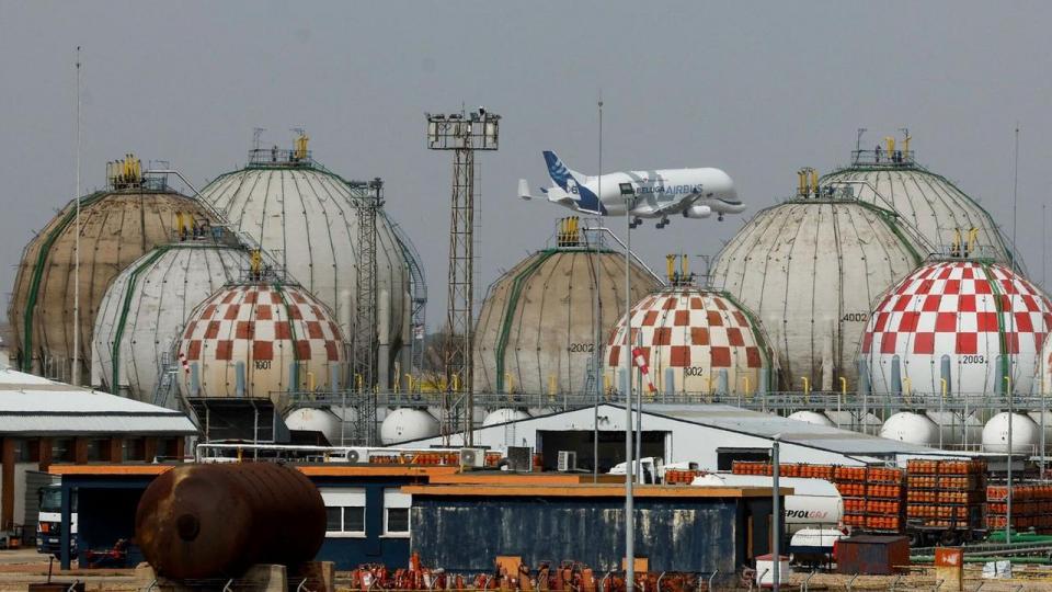 Et lager af flydende naturgas uden for Madrid. Europa er presset både af meget høje priser på naturgas og lave lagre. Prisstigningerne skyldes, at en femtedel af verdens forsyning af flydende naturgas er forsvundet på grund af krigen i Iran.