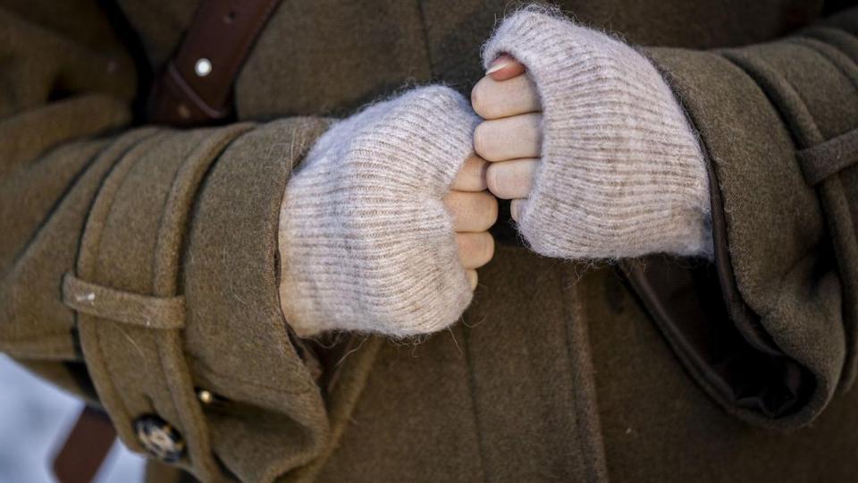 I januar var middeltemperaturen i Danmark -0,6 grader celsius. I februar er den drattet yderligere til -2,5 grader. Det langvarigt kolde vejr adskiller sig fra 2025, hvor middeltemperaturen var hhv. 2,8 grader i januar og 1,7 grader i februar. 