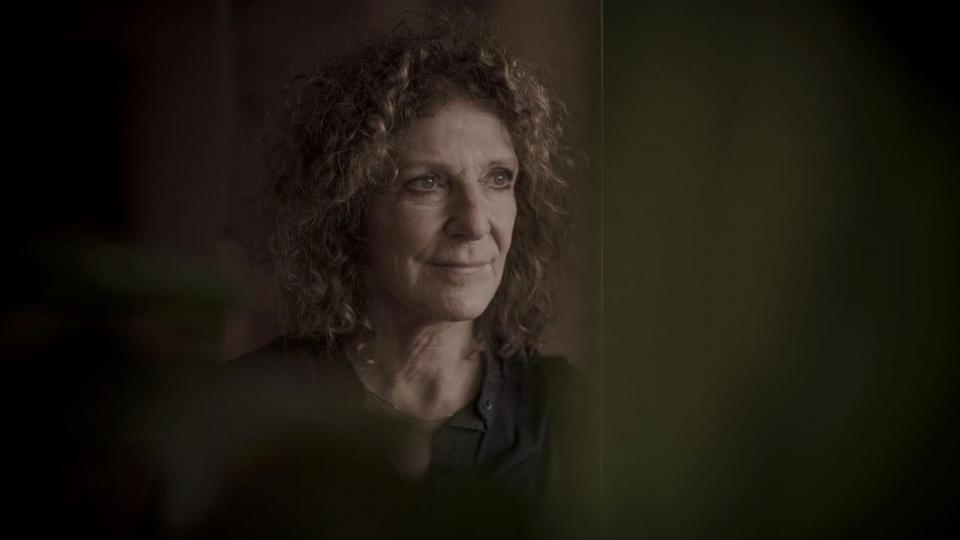 “Mit arbejde kom på den ene side i anden række, og på den anden side var det rigtig vigtigt, fordi det var med til at opretholde en form for normalitet i den periode;” siger Hannah Maimin Weil, hvis datter fik angst. Hannah Maimin Weil gik selv ned med stress og startede et projekt om pårørende på job.