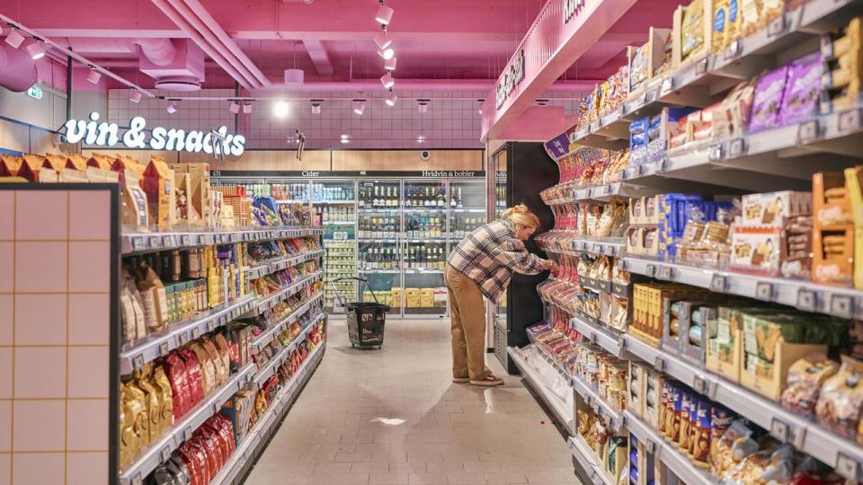 Højere brændstofpriser sender den danske inflation op i september. Til gengæld aftager det underliggende prispres i økonomien.