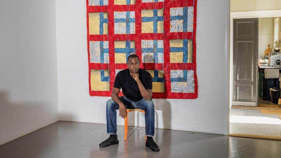 Sanford Biggers på Kunsthal n på Nørrebro. Han befinder sig godt i København, selvom det er langt mindre end de udstillingssteder, han normalt viser sin kunst. Her en antik quilt, han har malet på.