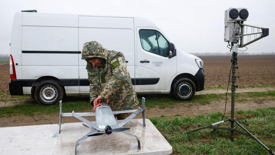 Droner, elektronisk krigsførelse, batteriløsninger og software udvikles i Ukraine med ét formål: at fungere i kamp. Men europæiske forsvarsstartup kan kun tiltrække kapital, hvis udviklingen også har et civilt mål.