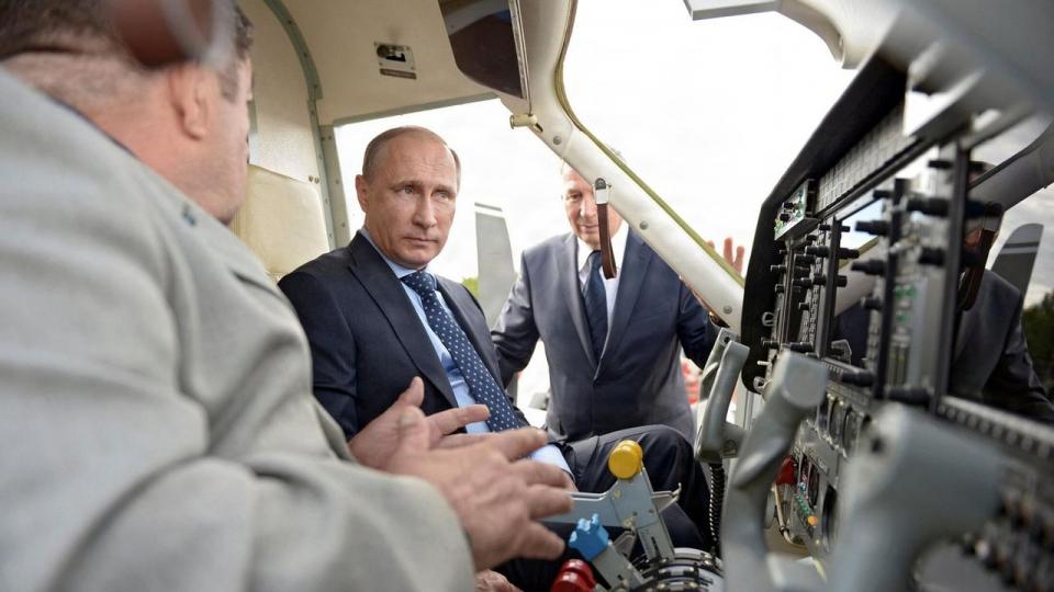 Det økonomiske pres på præsident Vladimir Putin for at kunne betale for krigen i Ukraine vokser konstant. Uden mange muligheder for at finde nye indtægtskilder. Putin er her på besøg på et forsøgscenter for russisk rumforskning i Samara-regionen.