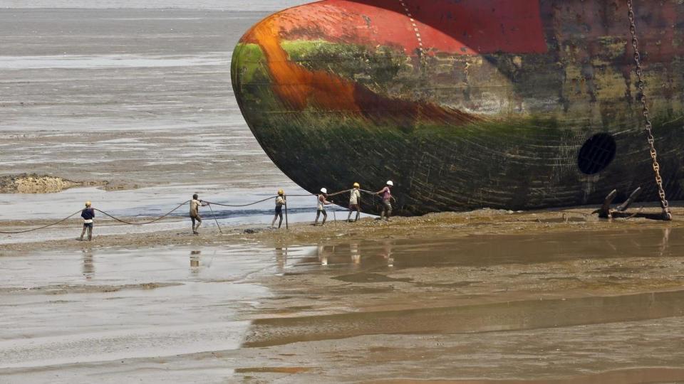 Mærsk vil ikke be- eller afkræfte, om koncernen er interesseret i at investere i Bangladeshs skibsbygningsindustri. Her ses arbejdere på Alang-værftet i Vestindien.
