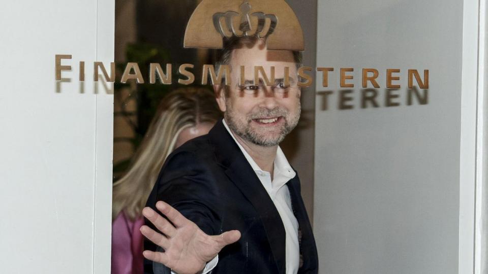 Det er bl.a. den finanslov, som finansminister Nicolai Wammen (S) har indgået med De Konservative, der sender penge ud til borgerne. Men også en tidligere aftalt skattereform.
