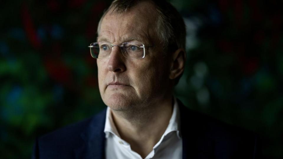 Steen Michael Erichsen stod i mange år i spidsen for pensionskæmpen Velliv, men blev for tre år siden fyret. Nu skal han skaffe kunder til de tidligere konkurrenter i AP Pension. 