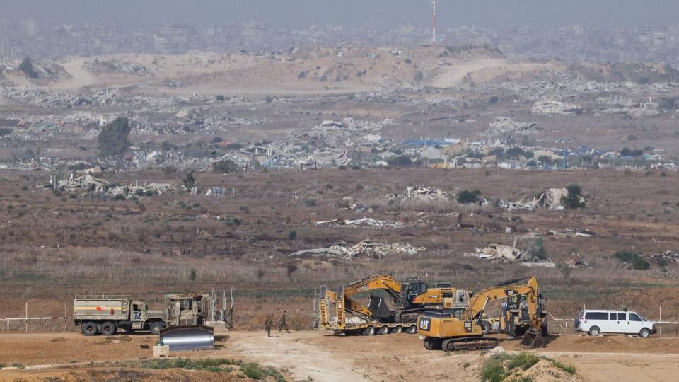 Israelske soldater og maskiner arbejder nær grænsen til Gaza torsdag.