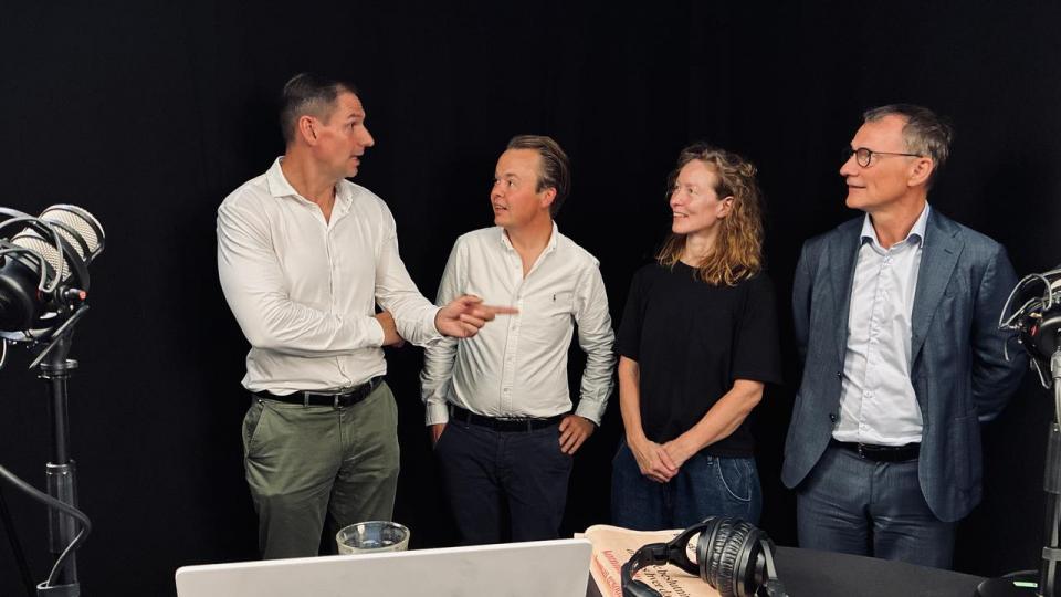 De høje, lange renter og den voksende statsgæld globalt bekymrer både chef for Polaris Flexible Capital, Jesper Langmack (tv), og indehaver af Global Health Invest Claus Henrik Johansen (yderst t.h.). De gæster podcasten “Børsen Investor” med værterne Simon Kirketerp og Gro Høyer Thielst.