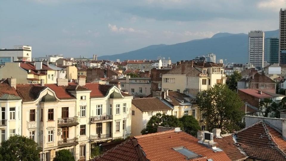 Den bulgarske hovedstad Sofia ligger for foden af bjergmassivet, Vitosha, der kan ses i baggrunden fra byens høje bygninger.