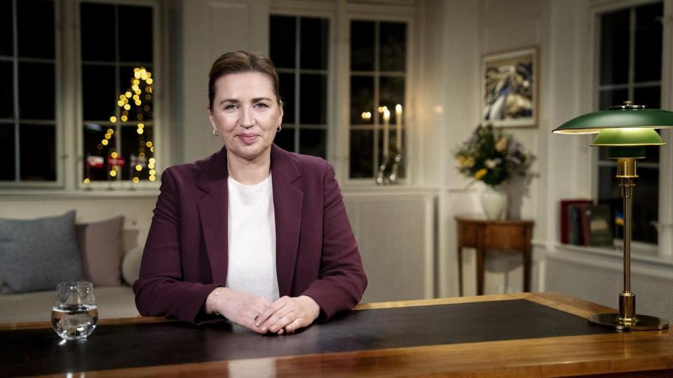 Statsminister Mette Frederiksen (S) lovede i nytårstalen en fødevarepakke. Men uenighed internt i SVM om en momsnedsættelse truer hendes redningsplanke.
