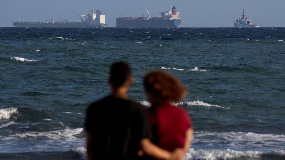 Ud for Puerto Rico ser et par fra stranden på to skibe, Galileo og M Sophia, der i januar blev beslaglagt af amerikanske styrker.