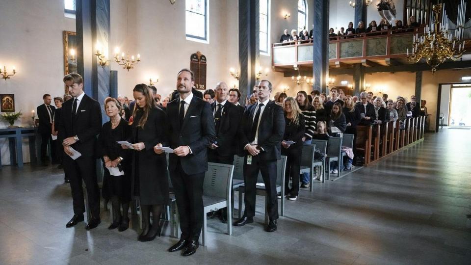 Den kongelige familie – uden dronning Mette-Marit – sad forrest til sørgegudstjenesten søndag formiddag.