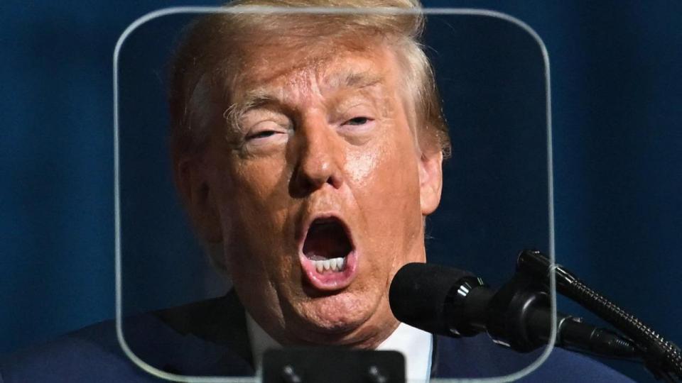 Set gennem en teleprompter er det præsident Donald Trump, der torsdag taler ved et vælgermøde i Rock Hill, South Carolina. I de sidste dage inden midtvejsvalget tirsdag har Trump valgt at holde tv-taler til flere lokaliteter samtidigt.