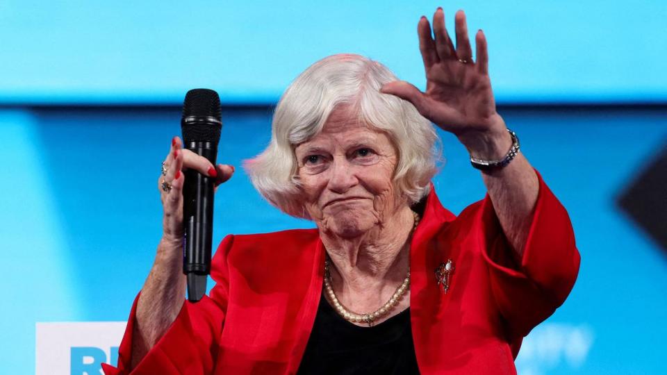 Ann Widdecombe taler fra scenen ved et landsmøde i Reform UK i Birmingham i september 2024. Hun blev fundet død i sit hjem torsdag, og fredag har politiet indledt en drabsefterforskning.