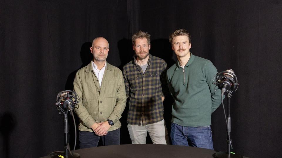 Erhvervskommentator, Jesper Kongskov (t.v.) og journalist Thomas Askjær (t.h.) taler med journalist Mathias Sommer om det fynske roboteventyr som er kommet under kinesisk pres. Foto: Simon Fals