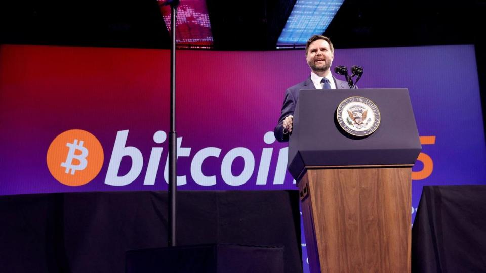 Både USA’s præsident og vicepræsident er erklærede tilhængere af bitcoin. Her holder vicepræsident J.D. Vance tale ved en bitcoin-konference i Las Vegas i maj. Sidste år talte Donald Trump ved samme konference. 