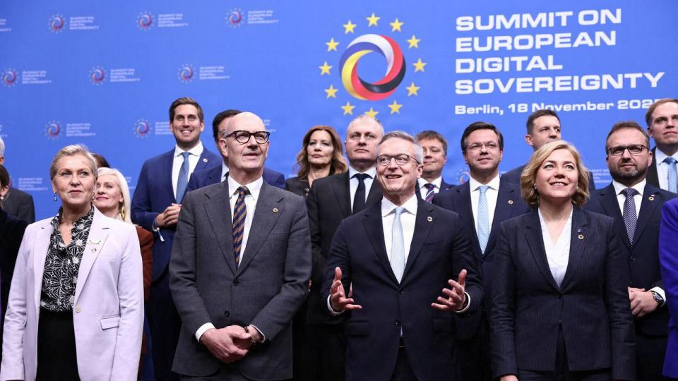 EU vil styrke sin digitale industri, skabe transparens om kontrollen over datacentre og fremme open source. Alt sammen akutte behov. Men EU vil for meget med alt for få midler, skriver Rasmus Egmont Foss og Kezia Wexøe-Mikkelsen.