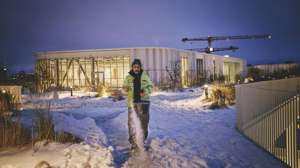 Alen Kuninhisa er med til at gøre vejene sikre i en tid med usædvanlige mængder sne.