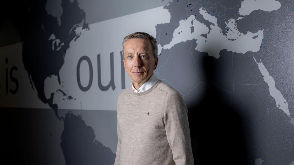 “Det er med stor stolthed og begejstring, at vi nu officielt kan byde Kind velkommen i Demant-koncernen efter den vellykkede closing af vores aftale,” siger Søren Nielsen, der er adm. direktør i Demant.