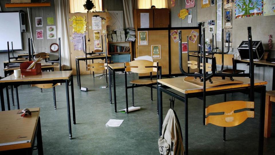 Flere elever taler groft til lærerne i klasselokalet.